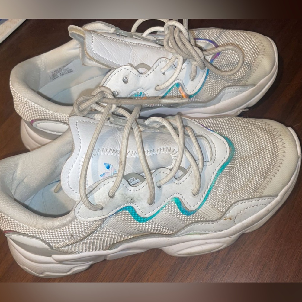 Free Kids white hologram Adidas size 2 1/2